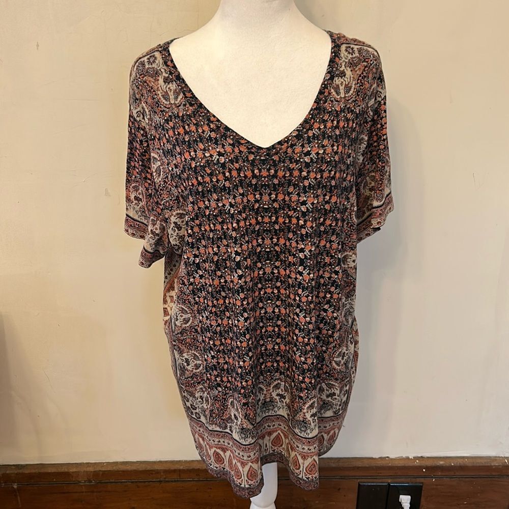 Lucky Brand navy blue floral V neck short sleeve patterned blouse Size 1X EUC